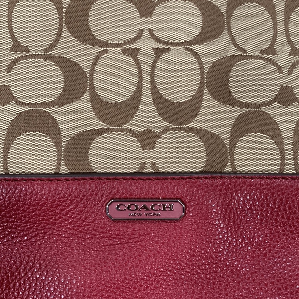 😍 Coach Hobo Bag in Signature Fabric Print 🤎 and Red Accents ❤️ - Picture 2 of 8